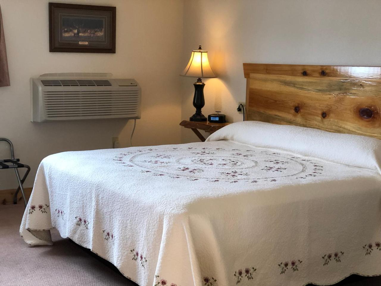 Yellowstone Village Inn And Suites Gardiner Eksteriør billede