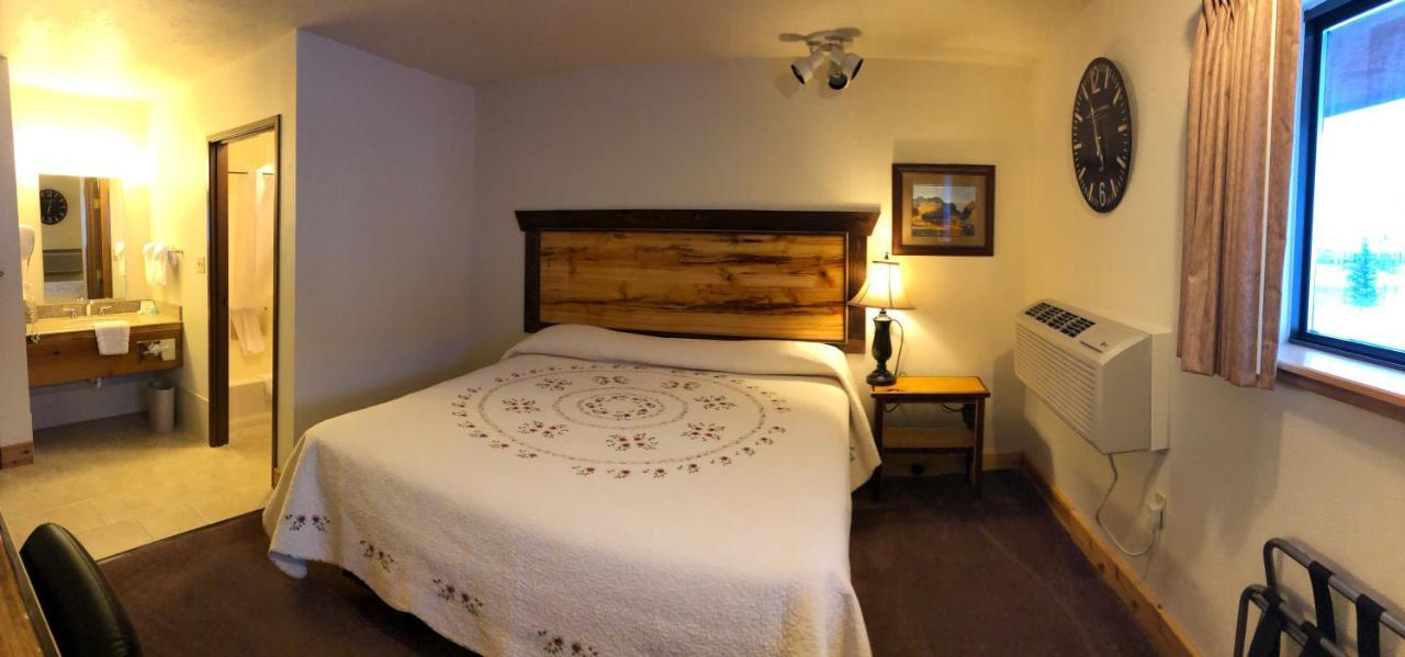 Yellowstone Village Inn And Suites Gardiner Eksteriør billede