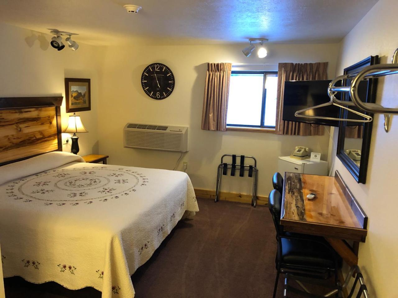 Yellowstone Village Inn And Suites Gardiner Eksteriør billede