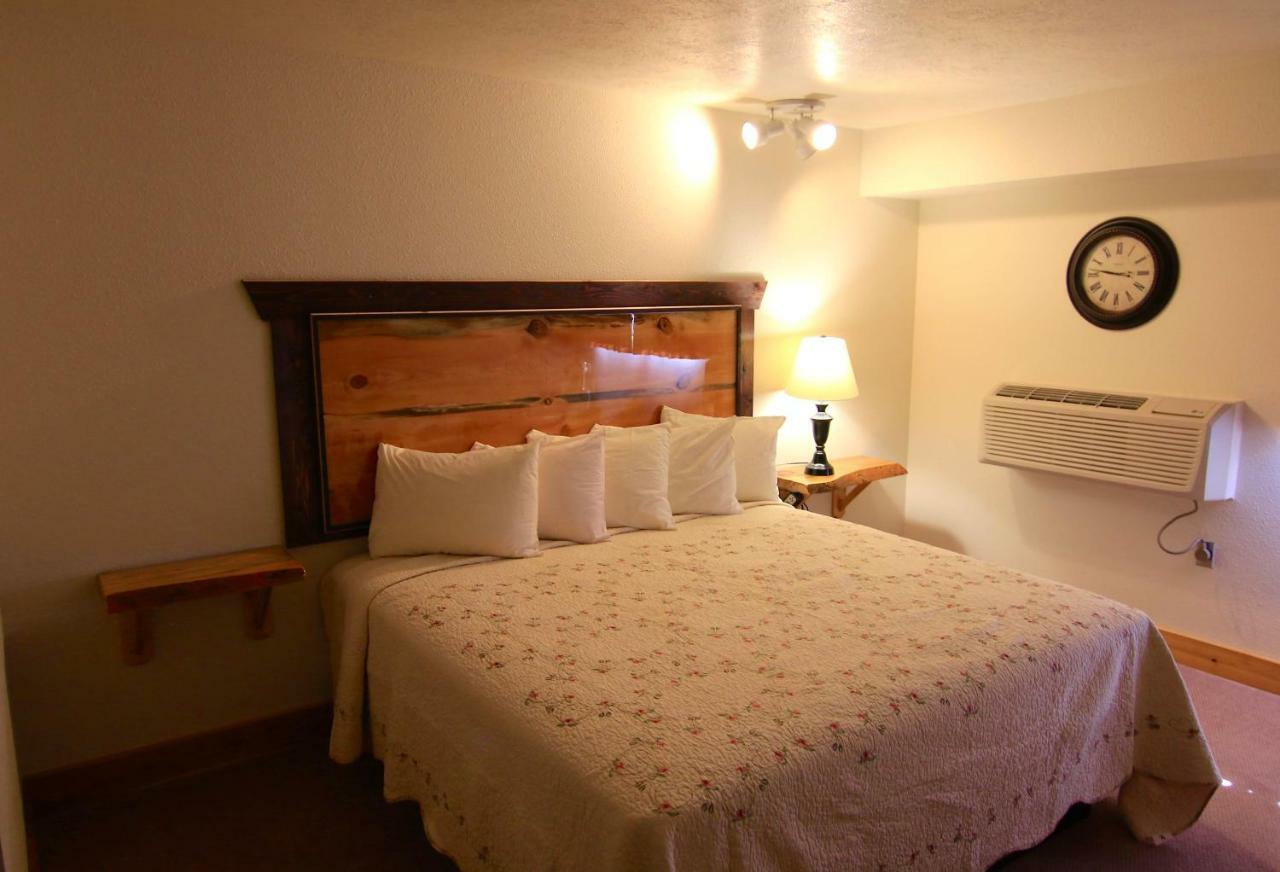 Yellowstone Village Inn And Suites Gardiner Eksteriør billede